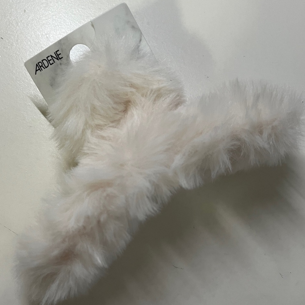 [FREE WITH PURCHASE] Ardene Faux Fur White Hair Claw